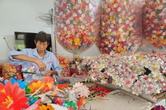 Người dân xã Phú Mậu làm hoa giấy Thanh Tiên phục vụ nhu cầu dịp Tết. (Ảnh: Mai Trang/TTXVN)