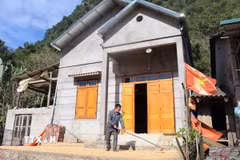 Gia đình ông Nông Hoàng Quỳnh tại xóm Kéo Si, thị trấn Thanh Nhật, huyện Hạ Lang, tỉnh Cao Bằng, được hỗ trợ xây nhà mới từ Chương trình xóa nhà tạm, nhà dột nát. (Ảnh: Chu Hiệu/TTXVN)
