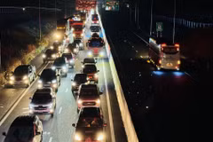 Dòng xe dài 4km di chuyển chậm trên cao tốc Phan Thiết-Dầu Giây sau vụ va chạm liên hoàn liên quan đến 4 xe ôtô. (Ảnh: Lê Xuân/TTXVN)