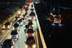 Dòng xe dài 4km di chuyển chậm trên cao tốc Phan Thiết-Dầu Giây sau vụ va chạm liên hoàn liên quan đến 4 xe ôtô. (Ảnh: Lê Xuân/TTXVN)
