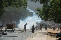 Người biểu tình quá khích ném đá về phía cảnh sát tại Dakar, Senegal, ngày 1/6/2023. (Ảnh: AFP/TTXVN)