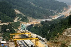 Thi công tuyến Nội Bài-Lào Cai đoạn qua thành phố Lào Cai. (Ảnh minh họa: Trọng Đạt/TTXVN)