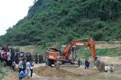 Hàng trăm người hiếu kỳ xem vớt gỗ sưa ngâm nước