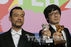 Đạo diễn người Trung Quốc Diao Yinan (phải) nhận giải Gấu Vàng dành cho bộ phim bộ phim xuất sắc nhất, diễn viên người Trung Quốc Liao Fan (trái) nhận giải Gấu Bạc dành cho Nam diễn viên xuất sắc nhất trong phim "Bạch nhật diễm hỏa."