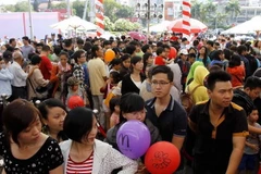 Hàng ngàn người xếp hàng thưởng thức đồ ăn McDonald