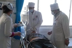 Các bác sỹ tích cực cứu chữa ông Hồng. (Ảnh: Đặng Tuấn/Vietnam+)