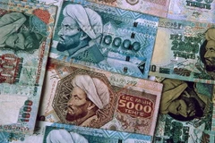 Ngân hàng Kazakhstan phá giá mạnh đồng nội tệ tenge