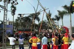 Người dân Phong Hiền tưng bừng mở hội đu tiên