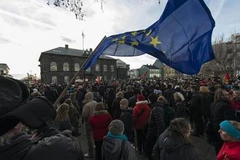 Người biểu tình tập trung bên ngoài tòa nhà Quốc hội Iceland. (Nguồn: AFP)
