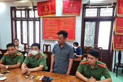 Bị can Lê Văn Dũng (người đứng) bị khởi tố về tội cưỡng đoạt tài sản. (Ảnh: Nguyễn Lân/TTXVN phát)