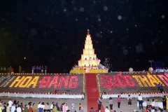 Hàng nghìn hoa đăng được thắp sáng trên đê sông Lục Đầu tạo thành hình dòng chữ Lễ hội Hoa đăng-Quốc thái Dân an. (Ảnh: Mạnh Tú/TTXVN) 