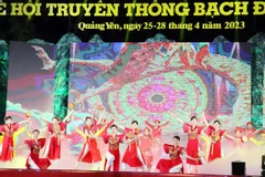 Chương trình nghệ thuật sử thi Bạch Đằng Bản hùng ca của dân tộc. (Ảnh: Thanh Vân/TTXVN)