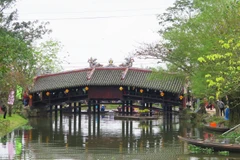 Cầu ngói Thanh Toàn có kiến trúc cổ độc đáo. (Ảnh: Tường Vi/TTXVN) 