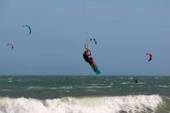 Du khách quốc tế chơi lướt ván diều trên biển Mũi Né-Bình Thuận. (Ảnh: Hồng Hiếu/TTXVN) 