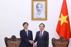 Phó Thủ tướng Trần Lưu Quang tiếp ông Masahiko Metoki, Tổng Giám đốc Liên minh Bưu chính Thế giới. (Ảnh: Văn Điệp/TTXVN) 