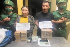 Hai đối tượng Đức và Tuyết cùng tang vật. (Nguồn: Công an tỉnh Kon Tum) 