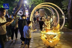 Không gian trưng bày từ tre với tạo hình hấp dẫn ven hồ Hoàn Kiếm tại Lễ hội Thiết kế Sáng tạo Hà Nội năm 2022. (Ảnh: Minh Anh/Vietnam+) 