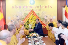 Thủ tướng Phạm Minh Chính chúc mừng các Chư tôn Giáo phẩm Giáo hội Phật giáo Việt Nam. (Ảnh: Dương Giang/TTXVN) 
