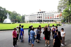 Khách quốc tế tham quan Dinh Độc Lập, địa điểm lịch sử trong ngày 30/4/2023. (Ảnh: Hồng Đạt/TTXVN) 