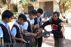 Nghệ nhân Ksor Siơh, dân tộc Jrai, sinh năm 1958, làng Kly, thị trấn Nhơn Hòa, huyện Chư Pưh (Gia Lai) dạy đánh cồng chiêng cho học sinh trong vùng. (Ảnh: Hồng Điệp/TTXVN) 