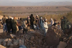 Lực lượng cứu hộ tìm kiếm nạn nhân trong đống đổ nát sau trận động đất tại tỉnh Herat, Afghanistan ngày 7/10. (Ảnh: THX/TTXVN) 