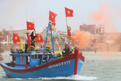 Tàu cá của các ngư dân Quảng Ngãi rẽ sóng vươn khơi. (Ảnh: Đinh Hương/TTXVN)