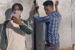 Đối tượng Đào Chí Tâm chống đối, khóa trái cửa giam 2 cán bộ bên trong công trình không phép. (Ảnh: TTXVN phát)