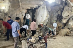 Tháo dỡ các hạng mục xây dựng trái phép trong Động Hồ Công. (Ảnh: TTXVN phát)