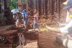 Đông đảo khách tham quan Di sản Văn hóa Thế giới Mỹ Sơn trải nghiệm với thuyết minh đa ngôn ngữ. (Ảnh: Đoàn Hữu Trung/TTXVN) 