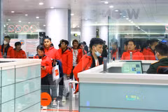 Công dân Việt Nam từ Myanmar về nước làm thủ tục nhập cảnh tại Sân bay Quốc tế Nội Bài, Hà Nội, rạng sáng 5/12. (Ảnh: Văn Điệp/TTXVN_ 