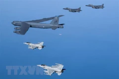 Máy bay ném bom chiến lược B-52H (giữa) của Mỹ cùng máy bay chiến đấu F-15K và KF-16 của Hàn Quốc tham gia cuộc tập trận ngày 6/3/2023. (Ảnh: Yonhap/TTXVN) 