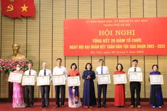 Nhiều tập thể, cá nhân được nhận Bằng khen của Thành ủy, Ủy ban Nhân dân thành phố Hà Nội. (Ảnh: Nguyễn Thắng/TTXVN)