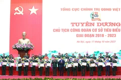 Đại tướng Lương Cường, Ủy viên Thường vụ Quân ủy Trung ương, Chủ nhiệm Tổng cục Chính trị Quân đội Nhân dân Việt Nam cùng Chủ tịch Tổng Liên đoàn Lao động Việt Nam Nguyễn Đình Khang trao Bằng khen cho các Chủ tịch Công đoàn cơ sở tiêu biểu xuất sắc giai đ