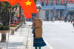 Quẩy tấu được người Mông sử dụng khi xuống chợ phiên. (Ảnh: Nam Thái/TTXVN)
