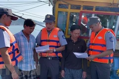 Lực lượng kiểm ngư tuyên truyền trực tiếp về phòng chống khai thác IUU trên các tàu cá đang hoạt động đánh bắt trên biển. (Ảnh: TTXVN phát) 