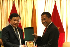 Thượng tướng Hoàng Xuân Chiến (ảnh, trái), Ủy viên Trung ương Đảng, Thứ trưởng Bộ Quốc phòng tặng quà lưu niệm cho Trung tướng Donny Ermawan, Tổng Thư ký Bộ Quốc phòng Indonesia trong khuôn khổ chuyến công tác tham dự Hội nghị quan chức Quốc phòng cấp cao