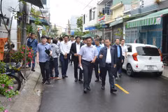 Đoàn công tác của ông Nguyễn Văn Quảng, Ủy viên Trung ương Đảng, Bí thư Thành ủy, Trưởng đoàn Đại biểu Quốc hội thành phố Đà Nẵng kiểm tra thực tế khu vực đường Hoàng Tích Trí (quận Hải Châu, thành phố Đà Nẵng) sau khi được mở rộng. (Ảnh: Quốc Dũng/TTXVN)
