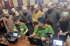 Cán bộ, chiến sỹ Cục Cảnh sát Quản lý hành chính về trật tự xã hội hướng dẫn các tăng ni sinh Học viện Phật giáo Hà Nội tham gia kích hoạt định danh điện tử. (Nguồn: Báo Công an Nhân dân) 