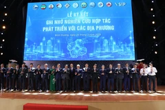 Lãnh đạo Chính phủ, các Bộ ngành và lãnh đạo các tỉnh, thành chụp ảnh tại sự kiện Bình Dương khởi động, kết nối và phát triển mới. (Ảnh: Chí Tưởng/TTXVN) 