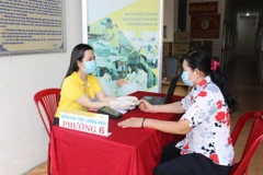 Chi trả lương hưu cho người lao động. (Ảnh: PV/Vietnam+)
