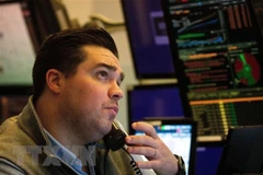 Giao dịch viên làm việc tại Sàn chứng khoán New York, Mỹ. (Ảnh: THX/TTXVN) 