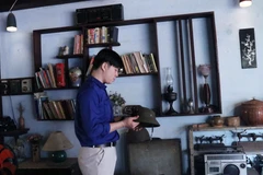 Lưu học sinh Lào tìm hiểu những kỷ vật từ 50 năm trước. (Ảnh: Xuân Khu/TTXVN) 