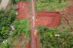 Vị trí sạt lở đất tại thôn 9 xã Thống Nhất, huyện Bù Đăng, tỉnh Bình Phước khiến giao thông đình trệ, hơn 300 hộ dân bị ảnh hưởng. (Ảnh: Sỹ Tuyên/TTXVN)