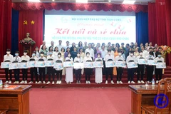 Trao học bổng cho các em mồ côi do dịch COVID-19 ở Tiền Giang. (Nguồn: Cổng thông tin điện tử tỉnh Tiền Giang) 