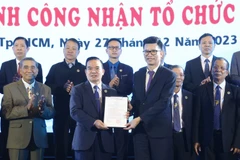 Lãnh đạo Ban Tôn giáo Chính phủ trao quyết định cho Ban điều hành Tổng hội Hội thánh Phúc âm Toàn vẹn Việt Nam. (Ảnh: Anh Tuấn/TTXVN)