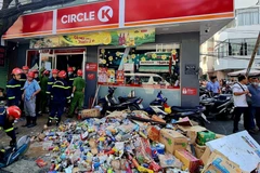 Lực lượng chức năng nỗ lực cứu hộ. (Ảnh: TTXVN phát)