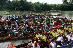 Các đội tham gia đua ghe ngo. (Ảnh: Lê Sen/TTXVN)