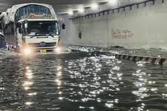 Hầm chui Tân Phong (thành phố Biên Hoà, Đồng Nai) ngập sâu khiến nhiều phương tiện chết máy. (Ảnh: Lê Xuân/TTXVN)