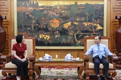 Tổng Giám đốc TTXVN Vũ Việt Trang trao đổi với Phó Chủ tịch thường trực Ủy ban Nhân dân tỉnh Bắc Giang Mai Sơn. (Ảnh: Danh Lam/TTXVN) 