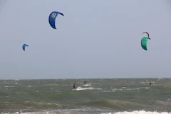 Biển Mũi Né luôn luôn có gió mạnh và những con sóng lớn phù hợp môn thể thao mạo hiểm trên biển, đặc biệt là chơi lướt ván diều. (Ảnh: Nguyễn Thanh/TTXVN)